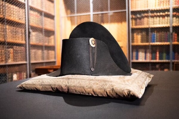 Un bicorne de Napoléon retrouvé sera exposé à Chantilly