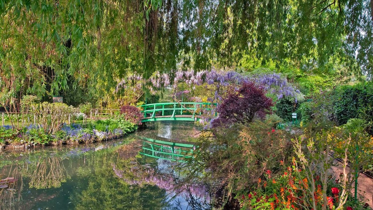 Le coup de foudre de Claude Monet pour Giverny au cœur d’une exposition pour le centenaire de la mort du peintre Il y a 100 ans, en décembre 1926, disparaissait le peintre Claude Monet. Coup d'envoi de ce centenaire : une exposition consacrée aux premières années de l’artiste à Giverny, le village normand où il va vivre les 43 dernières années de sa vie. lire plus tard commenter partager Article rédigé par franceinfo Radio France Publié le 27/03/2026 09:03 Mis à jour il y a 23 minutes Temps de lecture : 3min Claude Monet dans son jardin à Giverny (Eure), le 21 décembre 1899. (Library of Congress / Corbis Historical) Claude Monet dans son jardin à Giverny (Eure), le 21 décembre 1899. (Library of Congress / Corbis Historical) Les œuvres de Claude Monet figurent parmi les plus difficiles à réunir. À l'occasion des 100 ans de sa mort, une trentaine d'entre elles a rejoint le musée des impressionnismes de Giverny pour la première célébration de ce centenaire, une occasion unique de revoir des tableaux sur les lieux mêmes où ils ont été peints. À lire aussi : vidéo Quand Monet s’installe à Giverny avec sa famille recomposée, il est "un pionnier dans cette forme de composition familiale" "On voulait pour ce centenaire un sujet nouveau et qui ait du sens à Giverny, explique Marie Delbarre, une des deux commissaires de l'exposition. Cette idée de se consacrer aux premières années où il a appris à apprivoiser les paysages de Giverny où il a décidé de rester, pour nous, c'était une belle façon de lui rendre hommage". "Un homme sans cesse à la recherche de nouveaux motifs" Giverny doit beaucoup à Claude Monet et réciproquement. Quand l'artiste s'y installe en 1883, il a 43 ans. Il est au mitan de sa vie et il ne connaît pas encore la gloire. "Cette période est une période charnière, relate Cyrille Sciama, directeur du musée des Impressionnismes. Monet est un homme mûr, qui va progressivement passer d'une situation précaire à une situation aisée". Car Giverny sera pour lui une formidable source d'inspiration. "Il va renouveler sa palette, renouveler sa touche, son inspiration au contact de Giverny." Cyrille Sciama, directeur du musée des Impressionnismes à franceinfo "Il va d'abord s'intéresser aux collines, aux chemins creux. Ensuite, il va chercher l'eau qui se cache derrière les peupliers, les saules pleureurs. Et puis il va regarder évidemment la vie agricole, les meules de foin mais aussi les meules de blé, avec une volonté de peindre des paysages très hypnotiques avec des variations lumineuses, notamment sur les meules mais aussi les coquelicots, explique Cyrille Sciama. C'est un homme qui est sans cesse à la recherche de nouveaux motifs”. Selon le directeur du musée, "le visiteur va découvrir des œuvres qu'il n'a pas l'habitude de voir. S'il connaît souvent Monet à travers les images de la gare Saint-Lazare, des cathédrales ou des champs de coquelicots, il va pouvoir explorer en plus des motifs familiers, peupliers, meules, des points de vue assez originaux sur les coteaux, les scènes d'hiver, le brouillard, la pluie ou encore l'Epte...". La meule de foin est un motif récurrent pour Monet. Celle provenant du musée Ohara au Japon a été peinte à l'endroit même où se trouve aujourd'hui le musée des Impressionnismes. On y distingue la compagne de Monet, Alice Hoschedé. "On voit Alice Hoschedé avec un des enfants, certainement Michel ou Jean-Pierre, adossée à l'ombre d'une meule, décrit Cyrille Sciama. Derrière, la prairie, la maison de Monet, les peupliers". "C’est une image totalement iconique de l'impressionnisme et c’est émouvant de revoir cette œuvre revenir sur les lieux de sa création." Cyrille Sciama à franceinfo À Giverny, Claude Monet peint aussi la rivière l'Epte et la Seine, parfois à bord d'une barque, comme sur le tableau bras de Seine à Giverny. "C'est une toile toute de verts, de bleus et de mauve, décrit Marie Delbarre. Le premier plan est rempli par un miroir d'eau parsemé de végétation et entouré d'arbres qui le surplombent, avec un mystère des jeux d'ombre et de reflets qui ont fasciné Monet et dont on peut penser qu'il a cherché à reproduire l'atmosphère dans son bassin”, ce bassin qu'il créera quelques années plus tard et qui sera l'objet de toutes ses attentions jusqu'à sa mort, le 5 décembre 2026. Il avait 86 ans. L'exposition Avant les nymphéas, Monet découvre Giverny(Nouvelle fenêtre), 1883-1890, est à voir au musée des Impressionnismes de Giverny jusqu'au 5 juillet.