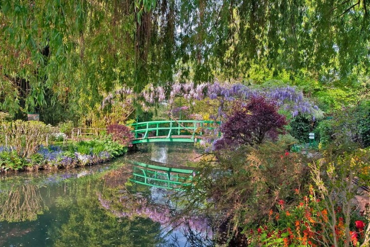 Le coup de foudre de Claude Monet pour Giverny au cœur d’une exposition pour le centenaire de la mort du peintre Il y a 100 ans, en décembre 1926, disparaissait le peintre Claude Monet. Coup d'envoi de ce centenaire : une exposition consacrée aux premières années de l’artiste à Giverny, le village normand où il va vivre les 43 dernières années de sa vie. lire plus tard commenter partager Article rédigé par franceinfo Radio France Publié le 27/03/2026 09:03 Mis à jour il y a 23 minutes Temps de lecture : 3min Claude Monet dans son jardin à Giverny (Eure), le 21 décembre 1899. (Library of Congress / Corbis Historical) Claude Monet dans son jardin à Giverny (Eure), le 21 décembre 1899. (Library of Congress / Corbis Historical) Les œuvres de Claude Monet figurent parmi les plus difficiles à réunir. À l'occasion des 100 ans de sa mort, une trentaine d'entre elles a rejoint le musée des impressionnismes de Giverny pour la première célébration de ce centenaire, une occasion unique de revoir des tableaux sur les lieux mêmes où ils ont été peints. À lire aussi : vidéo Quand Monet s’installe à Giverny avec sa famille recomposée, il est "un pionnier dans cette forme de composition familiale" "On voulait pour ce centenaire un sujet nouveau et qui ait du sens à Giverny, explique Marie Delbarre, une des deux commissaires de l'exposition. Cette idée de se consacrer aux premières années où il a appris à apprivoiser les paysages de Giverny où il a décidé de rester, pour nous, c'était une belle façon de lui rendre hommage". "Un homme sans cesse à la recherche de nouveaux motifs" Giverny doit beaucoup à Claude Monet et réciproquement. Quand l'artiste s'y installe en 1883, il a 43 ans. Il est au mitan de sa vie et il ne connaît pas encore la gloire. "Cette période est une période charnière, relate Cyrille Sciama, directeur du musée des Impressionnismes. Monet est un homme mûr, qui va progressivement passer d'une situation précaire à une situation aisée". Car Giverny sera pour lui une formidable source d'inspiration. "Il va renouveler sa palette, renouveler sa touche, son inspiration au contact de Giverny." Cyrille Sciama, directeur du musée des Impressionnismes à franceinfo "Il va d'abord s'intéresser aux collines, aux chemins creux. Ensuite, il va chercher l'eau qui se cache derrière les peupliers, les saules pleureurs. Et puis il va regarder évidemment la vie agricole, les meules de foin mais aussi les meules de blé, avec une volonté de peindre des paysages très hypnotiques avec des variations lumineuses, notamment sur les meules mais aussi les coquelicots, explique Cyrille Sciama. C'est un homme qui est sans cesse à la recherche de nouveaux motifs”. Selon le directeur du musée, "le visiteur va découvrir des œuvres qu'il n'a pas l'habitude de voir. S'il connaît souvent Monet à travers les images de la gare Saint-Lazare, des cathédrales ou des champs de coquelicots, il va pouvoir explorer en plus des motifs familiers, peupliers, meules, des points de vue assez originaux sur les coteaux, les scènes d'hiver, le brouillard, la pluie ou encore l'Epte...". La meule de foin est un motif récurrent pour Monet. Celle provenant du musée Ohara au Japon a été peinte à l'endroit même où se trouve aujourd'hui le musée des Impressionnismes. On y distingue la compagne de Monet, Alice Hoschedé. "On voit Alice Hoschedé avec un des enfants, certainement Michel ou Jean-Pierre, adossée à l'ombre d'une meule, décrit Cyrille Sciama. Derrière, la prairie, la maison de Monet, les peupliers". "C’est une image totalement iconique de l'impressionnisme et c’est émouvant de revoir cette œuvre revenir sur les lieux de sa création." Cyrille Sciama à franceinfo À Giverny, Claude Monet peint aussi la rivière l'Epte et la Seine, parfois à bord d'une barque, comme sur le tableau bras de Seine à Giverny. "C'est une toile toute de verts, de bleus et de mauve, décrit Marie Delbarre. Le premier plan est rempli par un miroir d'eau parsemé de végétation et entouré d'arbres qui le surplombent, avec un mystère des jeux d'ombre et de reflets qui ont fasciné Monet et dont on peut penser qu'il a cherché à reproduire l'atmosphère dans son bassin”, ce bassin qu'il créera quelques années plus tard et qui sera l'objet de toutes ses attentions jusqu'à sa mort, le 5 décembre 2026. Il avait 86 ans. L'exposition Avant les nymphéas, Monet découvre Giverny(Nouvelle fenêtre), 1883-1890, est à voir au musée des Impressionnismes de Giverny jusqu'au 5 juillet.