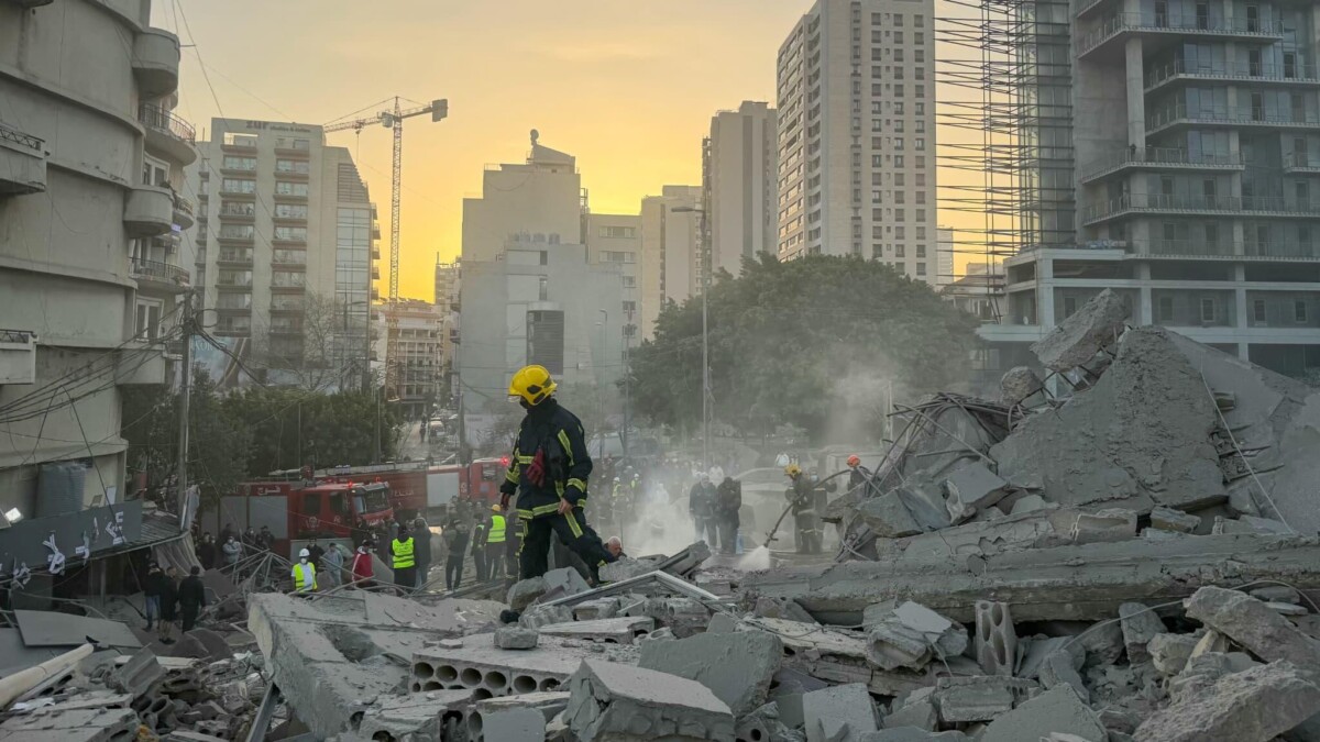 Recommence et respecte bien les consignes de l’article E Je vais t'envoyer plusieurs articles déjà paru dans la presse, souvent 2 ou 3 à la suite sur le même sujet. et tu devras écrire un nouvel article sur le même sujet, mais reformulé, donc nouveau, qui ne ressemble, dans la forme pas aux autres. Tu devras donc formuler d'une nouvelle manière, avec d'autres mots, d'autres structure de phrase, un ordre différents d'enchainement des idées, en suivant à chaque fois (sans que j'ai à te le répéter) les consignes suivantes : - commencer par un titre en gras qui ne fait pas plus de 13 mots précis et concis qui reprend l'idée principale traitée par les articles, souvent tu peux inclure une citation clé ou choc Le titre doit être accrocheur pour le lecteur et contenir l'idée majeure de l'article - tu dois absolument reformuler dans tes mots à toi l'article que tu vas écrire. Il ne faut jamais copier coller une phrase telle quelle. PAS DE PLAGIAT. C'est très important. Toujours avoir des phrases qui commencent différemment et finissent différemment, prends des synonymes, reformule les phrases, la syntaxe, la structure, ou l'ordre meme des idées et des paragraphes. tu peux inverser l'ordre des idées si pertinent, tu peux etre plus précis... débrouille toi pour que l'article soit écrit d'une autre maniere au maximum - Je te donne plusieurs articles car ils ne contiennent pas toujours les memes données et infos, donc pour paraitre différent tu peux piocher dans celui ci telle info qu'il n'y a pas dans l'autre et inversement. Sois malin pour ne pas plagier. - je t'envoie 2 ou 3 articles sur le meme sujet justement pour t'aider à avoir le max d'infos pouur que tu puisses reformuler et faire un article tout neuf avec tes mots. Pour que tu puisses faire un mix d'infos. Si l'un des articles a une info que les autres n'ont pas, tu peux la prendre et donc ajouter une plus value à ton écrit. - ne mets aucun mots en gras dans le texte sauf les titres et sous titres La forme doit être comme suit selon 2 possibilités en fonction du nombre d’informations que tu as. Si tu as un peu d’info mais pas non plus énormément tu feras la 1ere possibilités, si tu en as beaucoup tu feras la version 2: Version 1: Titre général 1 paragraphe d’introduction 1 sous titre (précis, qui donne un titre à la partie qui va suivre concis et clair, pas flou, mais précis) 2 paragraphes bien construits et denses en information Version 2 Titre général 1 paragraphe d’introduction 1 sous titre (précis, qui donne un titre à la partie qui va suivre concis et clair, pas flou, mais précis) 1 ou 2 paragraphes bien construits et denses en information 1 deuxième sous titre (précis, qui donne un titre à la partie qui va suivre concis et clair, pas flou, mais précis) 1 ou 2 paragraphes bien construits et denses en information j'ai oublié une autre règle très importante : j'ai oublié une autre règle très importante : Les sources. Ton article doit ABSOLUMENT être sourcé. C'est à dire que pour une citation entre guillemets que tu reprends, pour un chiffre, bref tout ce que tu écris, si dans l'article initial d'ou tu tires l'info il y a marqué "selon un sondage de tel journal" ou "d'après l'AFP" ou "une enquête de tel émission", he bien toi aussi tu dois impérativement le dire. Sinon c'est du plagiat. Tu comprends bien ? Mais tu ne dois citer la source que si l’information que tu reprends et qu’elle relaie est une info exclusive à cette source : s’il s’agit d’une citation tirée d’une interview, d’une enquête menée spécifiquement par ce journal ou d’un propos rapporté que la source est la seule à détenir. Fais bien attention à ça ! Ce type d'article que je te demanderai d'écrire s'appelle dorénavant "un article E". Je me contenterait d'écrire le message suivant : "écris un article E" et de te mettre les 2 ou 3 articles sur le meme sujet dessous et tu te souviendras de toutes ces consignes pour le faire et rédiger sans que j'ai beosin de te le rappeler les règles Exemples de bon articles E: Baisse de régime dans les salles : pourquoi les Français délaissent le cinéma cet été La fréquentation des cinémas en France connaît un recul notable cet été. Avec 14,8 millions d’entrées enregistrées en juillet 2025, les chiffres sont en nette diminution par rapport à l’année précédente, selon le Centre national du cinéma (CNC). Un déclin qui s’inscrit dans une tendance plus large, alors que l’année 2025 peine globalement à séduire les spectateurs. Un été sans locomotive majeure La chute de fréquentation en juillet (-17 % par rapport à juillet 2024) s’explique en grande partie par l’absence de véritable succès fédérateur. L’an dernier, des titres porteurs comme Vice-Versa 2 ou Le Comte de Monte-Cristo avaient dynamisé le box-office estival. Cette année, malgré une offre plus dense avec 60 films sortis en juillet (contre 52 en 2024), aucun ne parvient à créer l’événement. Le classement reste dominé par les productions hollywoodiennes, en particulier Jurassic World : Renaissance, fort de 2 millions d’entrées, suivi de F1 le film, Dragons, Superman ou encore Les Schtroumpfs. Du côté français, il faut descendre à la neuvième place pour trouver L’Accident de piano de Quentin Dupieux, loin derrière les poids lourds anglo-saxons. Streaming, calendrier faible et désaffection progressive Cette baisse de régime s’inscrit aussi dans un contexte plus large de reconfiguration des usages. Les plateformes de streaming, toujours plus agressives sur leur calendrier de sorties, captent une partie du public, notamment estival. Netflix, par exemple, a prévu plusieurs nouveautés ambitieuses pour août et septembre, grignotant l’audience potentielle des salles obscures. Autre facteur clé : une année 2025 globalement morose. Depuis le 1er janvier, 89,5 millions d’entrées ont été comptabilisées, soit une baisse de 13,6 % par rapport aux six premiers mois de 2024. Même les opérations comme la Fête du cinéma ont été en net repli cette année (-35,8 % d’entrées par rapport à l’édition précédente), signe d’un désintérêt croissant ou d’un manque d’offre attractive. Côté perspectives, l’industrie espère un redressement à l’automne avec des sorties attendues telles que Kaamelott 2, L’Homme qui rétrécit, ou encore L’Étranger de François Ozon. En attendant, l’été 2025 pourrait bien rester comme un épisode en demi-teinte pour les exploitants et les distributeurs. Le sabre laser de Dark Vador bientôt aux enchères à Los Angeles pour 3 millions de dollars Un des objets les plus emblématiques de la saga Star Wars, le sabre laser de Dark Vador utilisé dans les scènes cultes des épisodes V et VI, sera mis aux enchères du 4 au 6 septembre à Los Angeles. Conservé pendant quarante ans par un collectionneur privé, ce précieux accessoire est estimé à jusqu’à 3 millions de dollars, selon la maison de vente Propstore. Une pièce rare issue du tournage de la trilogie originale Ce modèle particulier du sabre laser a servi lors des combats mythiques de L’Empire contre-attaque (1980) et Le Retour du Jedi (1983). Il s’agit de la version maniée à l’écran par David Prowse (interprète physique de Dark Vador) et le cascadeur Bob Anderson. Conçu pour les séquences de duel, l’objet était initialement équipé d’une lame en bois, aujourd’hui disparue. Son authenticité a été vérifiée par les experts de Propstore grâce à des détails visibles à l’écran, comme une bosse caractéristique à l’arrière de la poignée, qui pourrait provenir d’un choc avec l’arme de Luke Skywalker, joué par Mark Hamill. Brandon Alinger, directeur des opérations de la maison de ventes, a confié à l’AFP que l’accessoire était « tout simplement une pièce incroyable de l’histoire du cinéma ». Une vente événement accompagnée d’autres objets cultes Fabriqué à partir d’un ancien flash d’appareil photo et de pièces détournées (dont des éléments issus d’une calculatrice), le sabre de Dark Vador est comparé par Stephen Lane, fondateur de Propstore, à des icônes telles que les souliers rouges de Judy Garland dans Le Magicien d’Oz. L’objet a été présenté le 6 août à Londres, avant son transfert vers la Californie pour la vente. La même enchère mettra également en lumière d’autres trésors cinématographiques : le fouet, la ceinture et l’étui d’Harrison Ford dans Indiana Jones et la Dernière Croisade (1989), ou encore le “neuralyzer” utilisé par Will Smith et Tommy Lee Jones dans Men in Black (1997). Ce dernier, dont les lumières LED fonctionnent encore, pourrait atteindre 150 000 dollars, toujours selon Propstore. Cette vente exceptionnelle est un nouvel exemple de l’engouement croissant pour les accessoires originaux du grand écran, devenus au fil du temps de véritables reliques pour les fans et collectionneurs du monde entier.