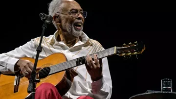 Icône du tropicalisme, Gilberto Gil clôt sa tournée à 83 ans