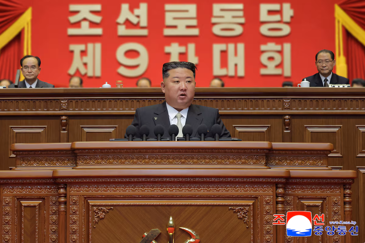 Kim Jong-un inspecte une cimenterie après la fixation de nouveaux objectifs lors d’un congrès du parti (AP)