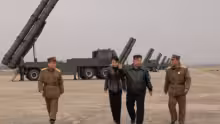 Kim Jong-un supervise un tir d’essai de lance-roquettes multiples en Corée du Nord