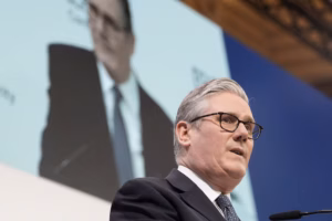 La Grande-Bretagne consulte sur une éventuelle interdiction des réseaux sociaux aux moins de 16 ans (AP)