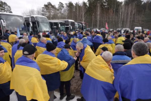 La Russie et l’Ukraine échangent 300 prisonniers chacune lors du deuxième jour d’un accord (AP)