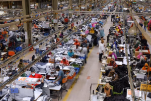 La guerre au Moyen-Orient bloque la fast fashion - des cargaisons de vêtements s’entassent en Asie du Sud