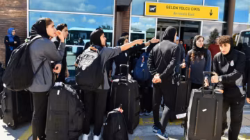 L’équipe féminine iranienne de football rentre au pays après un épisode marqué par des demandes d’asile