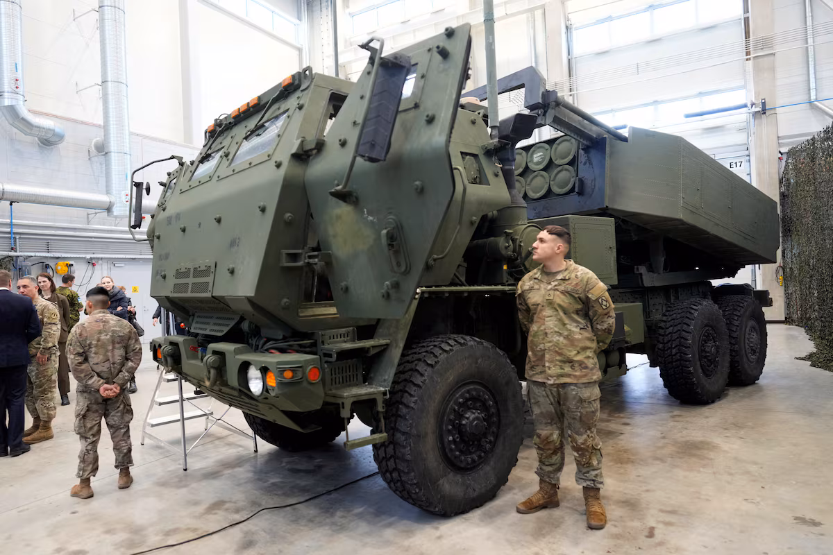 Les États-Unis approuvent une possible vente de lance-roquettes HIMARS à la Suède