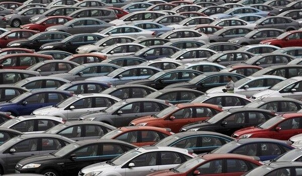 Les immatriculations de voitures neuves reculent fortement en février