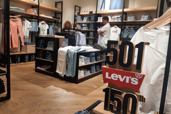 Levi’s accélère sa stratégie de diversification et de montée en gamme