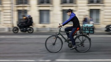 Livreurs de repas, la course s'use: 63 heures par semaine et des revenus sous le Smic