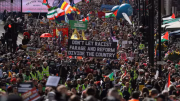 Londres : des dizaines de milliers de manifestants dans la rue contre la montée de la droite