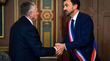Lyon : Jean-Michel Aulas remet l’écharpe au maire réélu