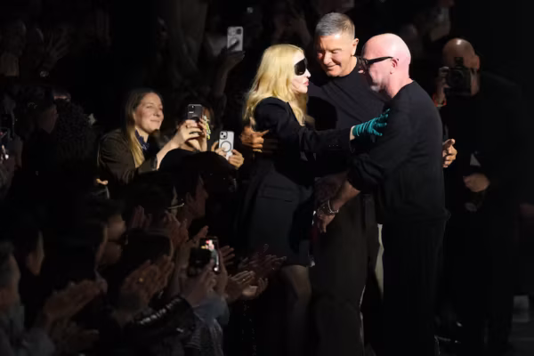 Madonna électrise le défilé Dolce & Gabbana à Milan et ravive l’esprit des années 1990 (AP)