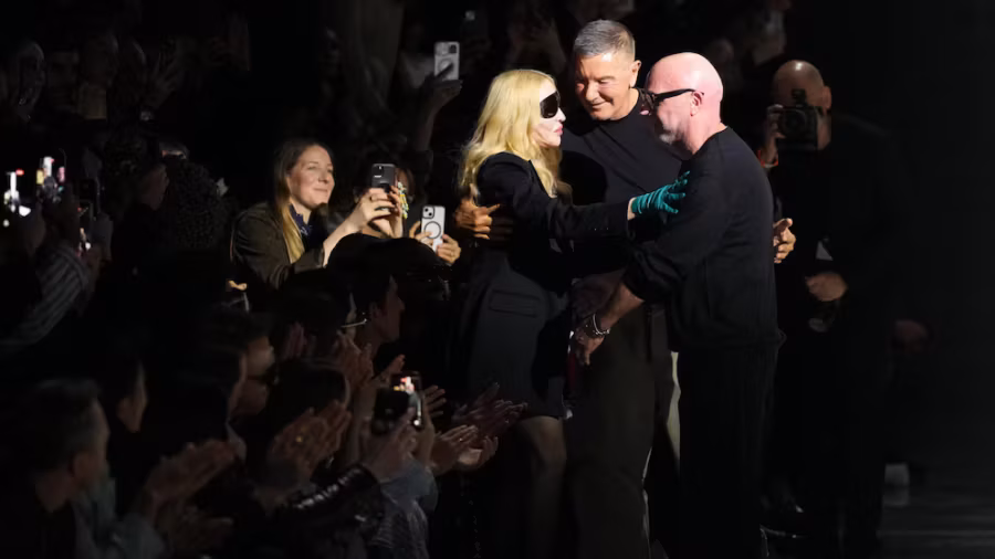 Madonna électrise le défilé Dolce & Gabbana à Milan et ravive l’esprit des années 1990 (AP)