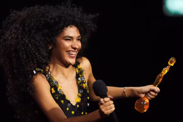 Olivia Dean triomphe aux Brit Awards avec quatre trophées, dont artiste et chanson de l’année