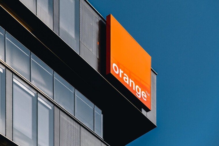 Orange mise sur l'IA dans ses centres d'appels pour gagner du temps et garder des clients