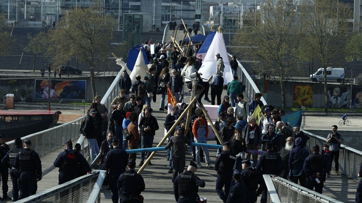 Paris : Extinction Rebellion bloque la passerelle Simone-de-Beauvoir avant le second tour des municipales