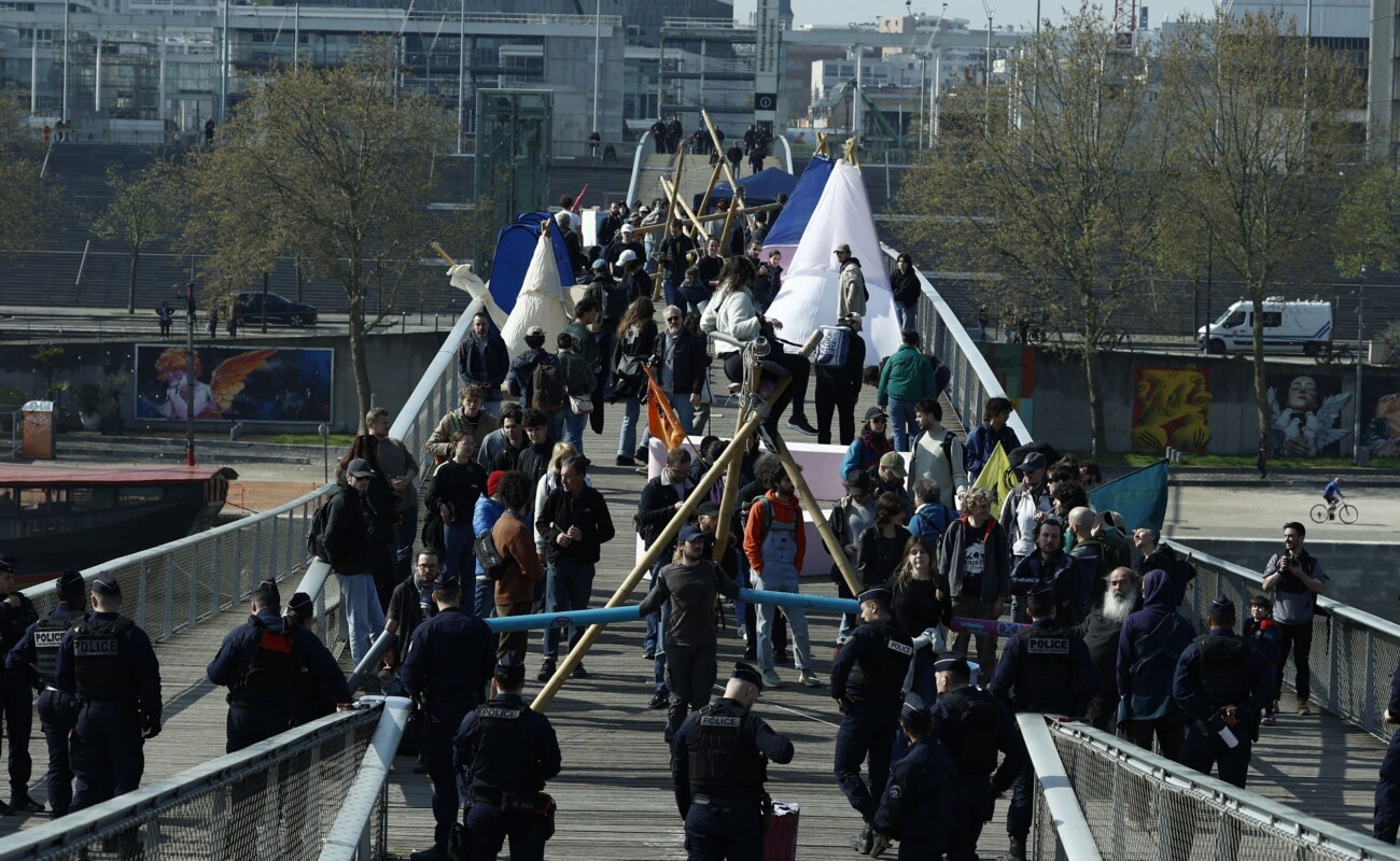Paris : Extinction Rebellion bloque la passerelle Simone-de-Beauvoir avant le second tour des municipales