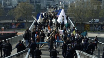 Paris : Extinction Rebellion bloque la passerelle Simone-de-Beauvoir avant le second tour des municipales