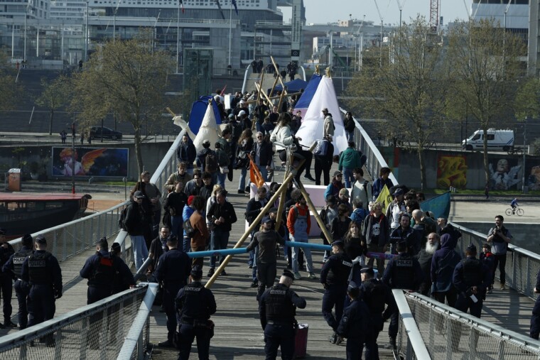 Paris : Extinction Rebellion bloque la passerelle Simone-de-Beauvoir avant le second tour des municipales