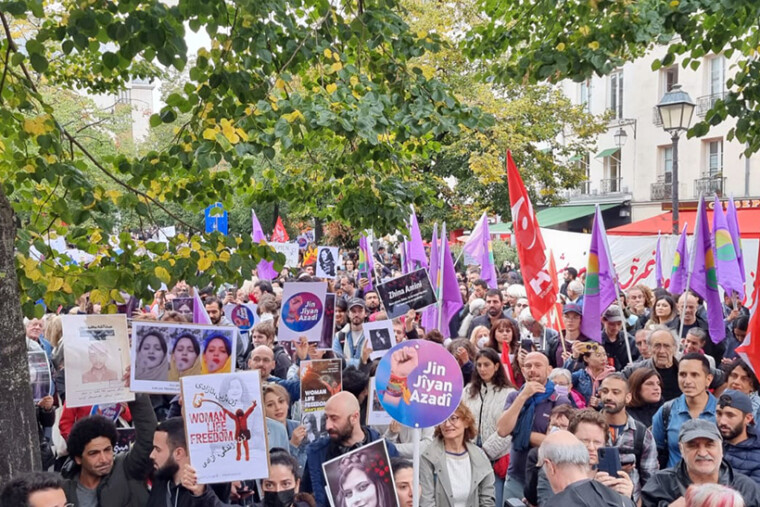 Paris : des milliers de manifestants défilent contre la République islamique d’Iran