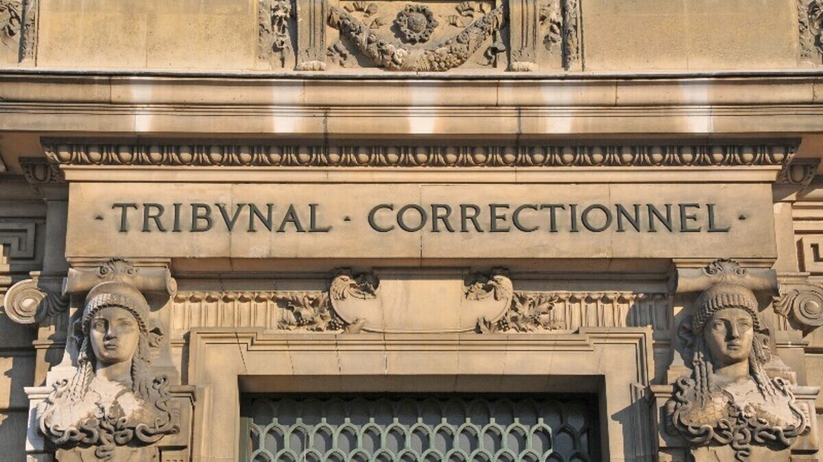 Paris : des peines de prison avec sursis pour le cyberharcèlement d’une enseignante prévoyant une sortie scolaire dans un camp de migrants