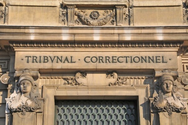 Paris : des peines de prison avec sursis pour le cyberharcèlement d’une enseignante prévoyant une sortie scolaire dans un camp de migrants