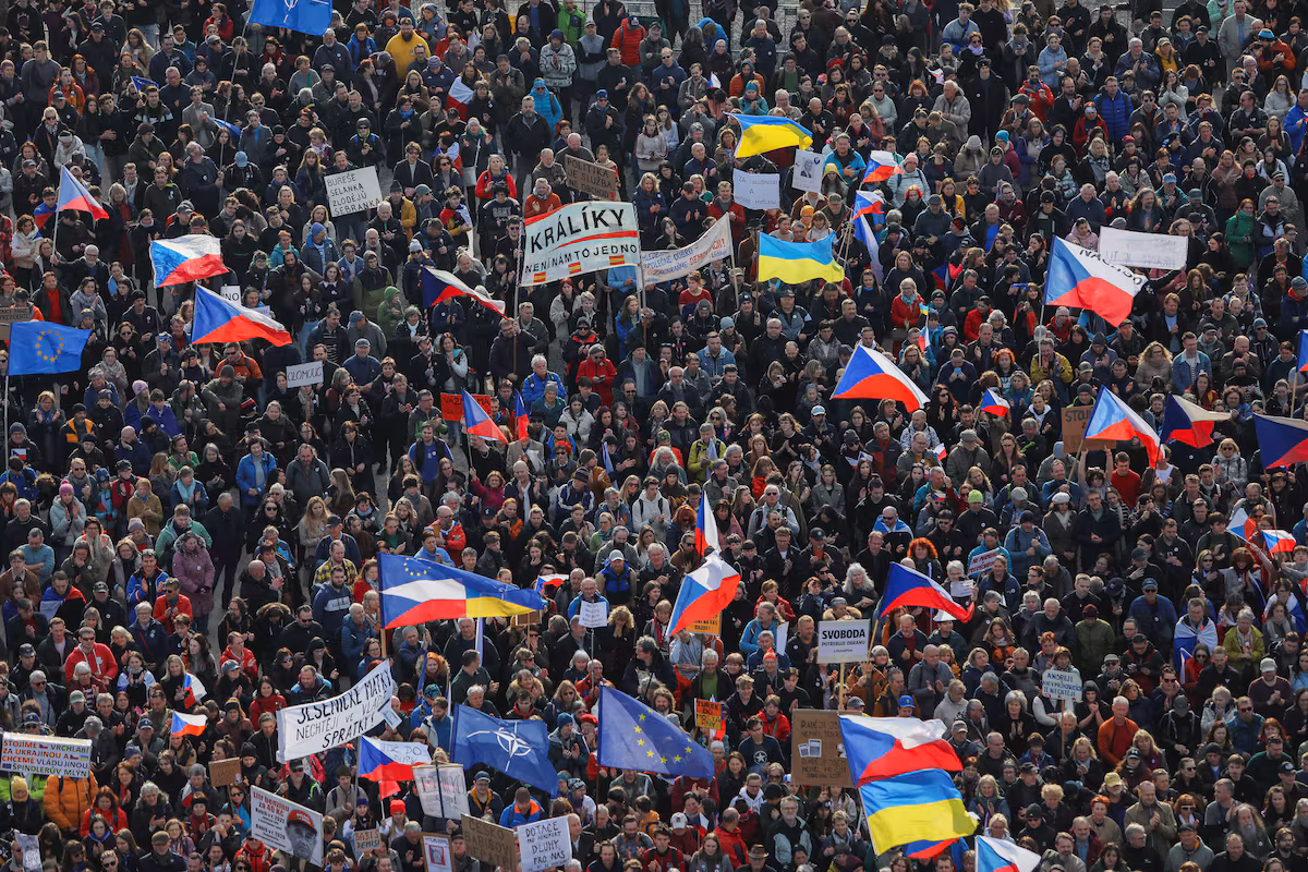 Prague sous tension : des dizaines de milliers de manifestants défient le gouvernement Babiš