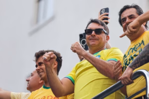 Présidentielle au Brésil - Flavio Bolsonaro talonne Lula dans un sondage et promet un duel serré