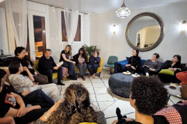 Quand la philosophie rencontre le public : conférence de Karim Bouhassoun à Tours