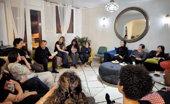 Quand la philosophie rencontre le public : conférence de Karim Bouhassoun à Tours