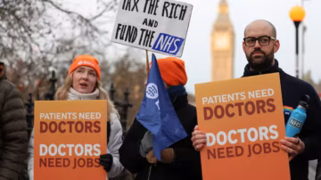 Royaume-Uni : les médecins résidents annoncent une grève de six jours après le rejet de l’offre salariale