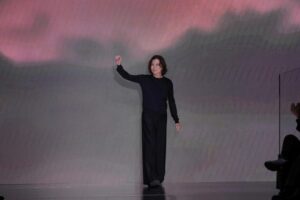 Silvana Armani rend hommage à une dynastie de mode avec une collection fluide et essentielle à Milan (AP)