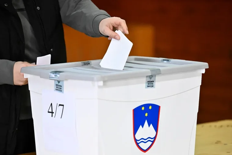 Slovénie : libéraux et populistes au coude-à-coude, vers un Parlement sans majorité