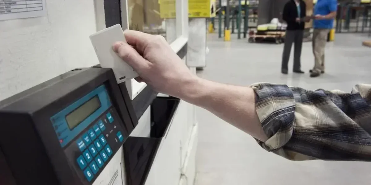 Travail : la justice rouvre le débat sur le temps passé avant le pointage