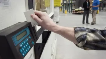 Travail : la justice rouvre le débat sur le temps passé avant le pointage