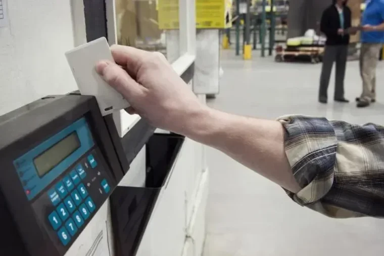 Travail : la justice rouvre le débat sur le temps passé avant le pointage