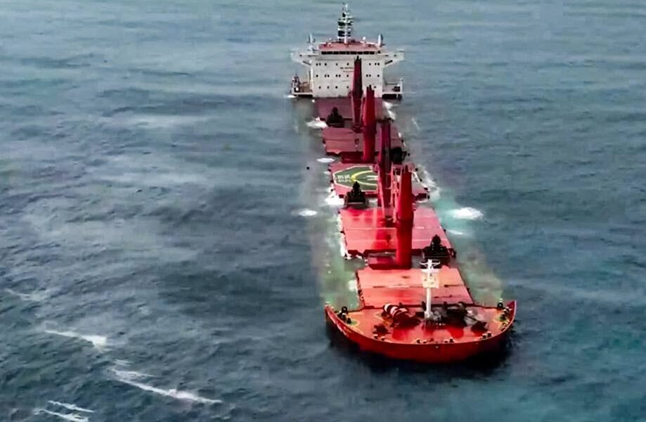 A cargo ship flying the Panamanian flag sank off the coast of Western Sahara, according to the Moroccan Ministry of Transport.