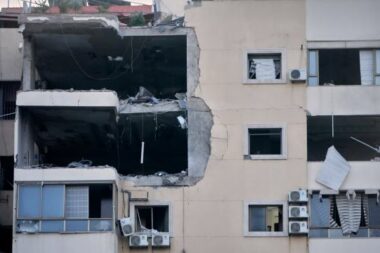 Une frappe israélienne touche un immeuble d’habitation à Beyrouth