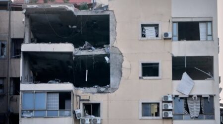 Une frappe israélienne touche un immeuble d’habitation à Beyrouth