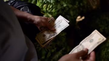 Venezuela : la pénurie de dollars pousse les entreprises à augmenter leurs prix et à recourir aux cryptomonnaies