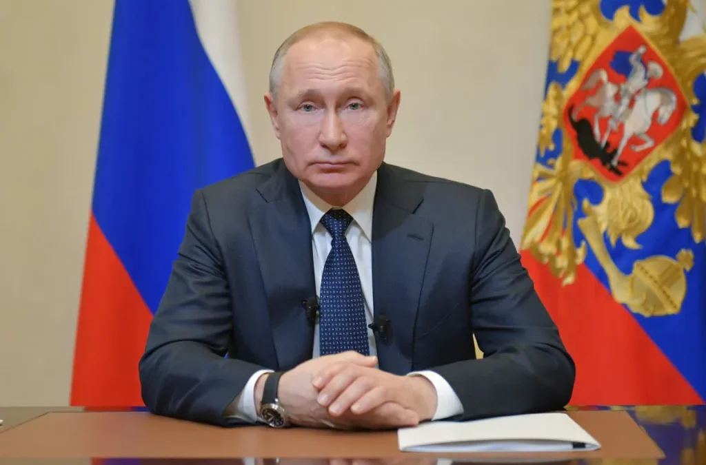 Vladimir Poutine, un quart de siècle au sommet du pouvoir russe