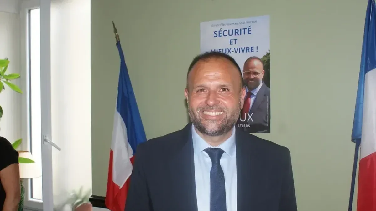 Municipales Vierzon : une liste d’union nationaliste l’emporte avec 47,87 %, la ville bascule Ce dimanche soir, Entrevue suit en direct la soirée électorale des élections municipales. Tout au long de la soirée, nous publierons les résultats qui tombent dans les villes de France. À Vierzon, dans le Cher, la liste d’union nationaliste menée par Yannick Le Roux s’impose avec 47,87 % des voix, devant la liste d’union de la gauche (38,92 %) et une liste divers centre (13,21 %). Ce résultat marque un basculement historique pour cette ville ancrée à gauche depuis l’après-guerre, et dirigée par des équipes communistes depuis 2008.