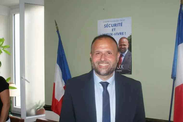 Municipales Vierzon : une liste d’union nationaliste l’emporte avec 47,87 %, la ville bascule Ce dimanche soir, Entrevue suit en direct la soirée électorale des élections municipales. Tout au long de la soirée, nous publierons les résultats qui tombent dans les villes de France. À Vierzon, dans le Cher, la liste d’union nationaliste menée par Yannick Le Roux s’impose avec 47,87 % des voix, devant la liste d’union de la gauche (38,92 %) et une liste divers centre (13,21 %). Ce résultat marque un basculement historique pour cette ville ancrée à gauche depuis l’après-guerre, et dirigée par des équipes communistes depuis 2008.