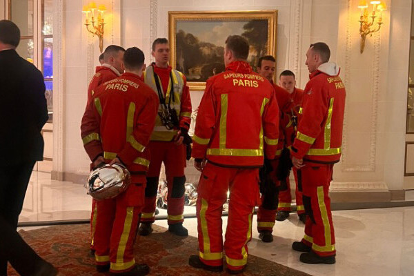Paris : un incendie au Bristol provoque l’évacuation de 400 personnes près de l’Élysée