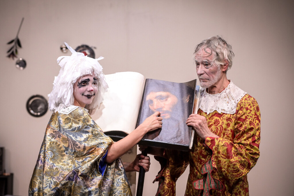 Les Heros Ne Meurent Jamais - Librement Inspire De Perceval Ou Le Conte Du Graal De Chretien De Troyes - Texte Et Mise En Scene : Edith Proust - Texte : Edith Proust, Laure Grisinger Et Justine Bachelet - Dramaturgie : Laure Grisinger - Scenographie Helene Jourdan - Costumes : Colombe Lauriot Prevost - Lumieres : Diane Guerin - Son : Vanessa Court - Avec : Alain Lenglet - Edith Proust - Le 15 03 2026 - Au Theatre Du Petit Saint Martin - Comedie Francaise Hors Les Murs - Photo : Vincent Pontet