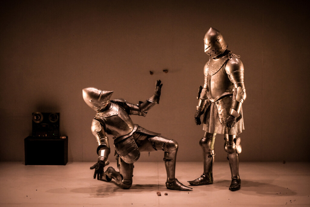 Les Heros Ne Meurent Jamais - Librement Inspire De Perceval Ou Le Conte Du Graal De Chretien De Troyes - Texte Et Mise En Scene : Edith Proust - Texte : Edith Proust, Laure Grisinger Et Justine Bachelet - Dramaturgie : Laure Grisinger - Scenographie Helene Jourdan - Costumes : Colombe Lauriot Prevost - Lumieres : Diane Guerin - Son : Vanessa Court - Avec : Alain Lenglet - Edith Proust - Le 15 03 2026 - Au Theatre Du Petit Saint Martin - Comedie Francaise Hors Les Murs - Photo : Vincent Pontet