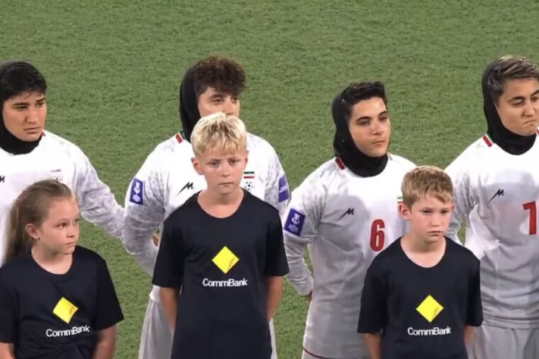 VIDÉO - Quel symbole ! L’équipe féminine d’Iran refuse de chanter l’hymne du régime islamique en ouverture de la Coupe d’Asie