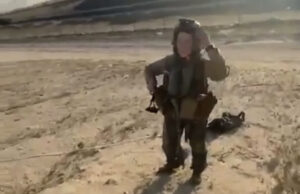 VIDÉO - Un civil koweïtien rassure une pilote américaine après le crash de son avion de chasse